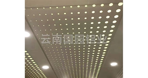 云南冲孔铝单板在建筑装饰中的优势体现在哪？